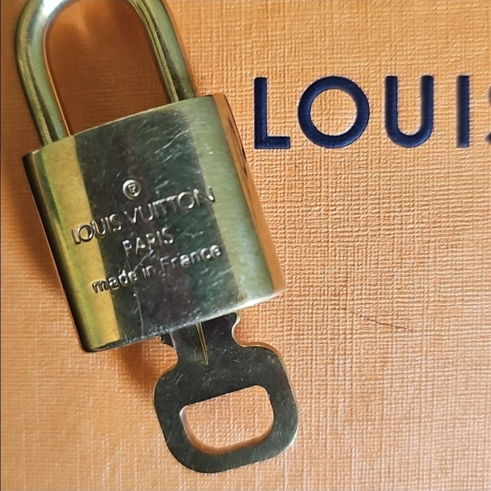 #321 LV Lock and Key 🔐 - Picture 5 of 10